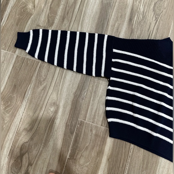 New with tags H&M cotton knit sweater. Dark blue. Size 12Y-14Y - Picture 9 of 11